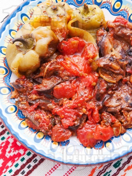 Пържени зеленчуци - патладжани (сини домати), тиквички, зелечни чушки (пиперки) с доматен сос на тиган - снимка на рецептата